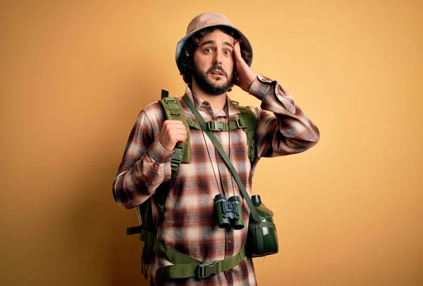 Jeune Randonneur Homme Aux Cheveux Bouclés Barbe Randonnée Portant Sac — Photo