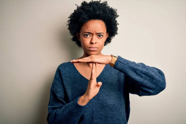 Giovane Bella Afro Donna Afro Americana Con Capelli Ricci Indossa — Foto Stock