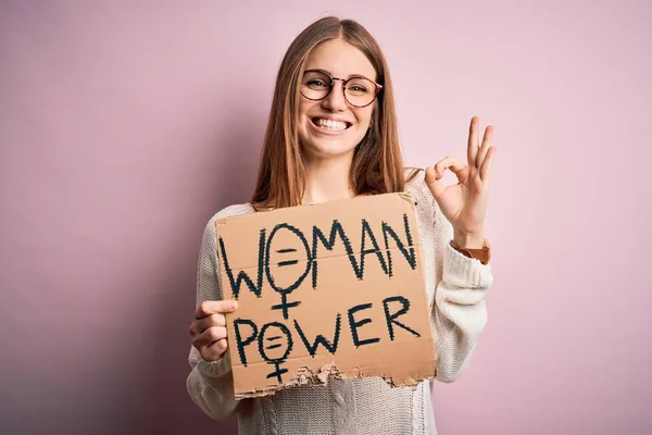 Ung Vacker Rödhårig Kvinna Ber Kvinnors Rättigheter Håller Banner Över — Stockfoto