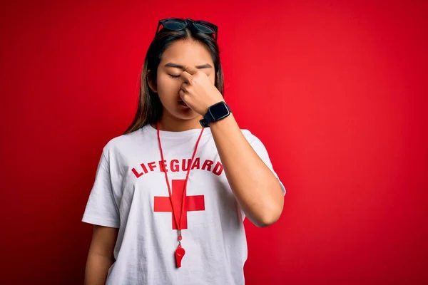 Jeune Fille Sauveteur Asiatique Portant Shirt Avec Croix Rouge Utilisant — Photo