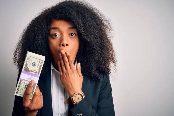 20ドルの紙幣の束を保持アフロの髪を持つ若いアフリカ系アメリカ人のビジネス女性は 恐怖の表現 沈黙の中で怖がって 秘密の概念の恥でショックを受けた手で口をカバー — ストック写真