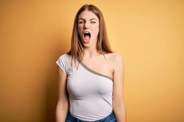 Jonge Mooie Roodharige Vrouw Draagt Casual Shirt Geïsoleerde Gele Achtergrond — Stockfoto