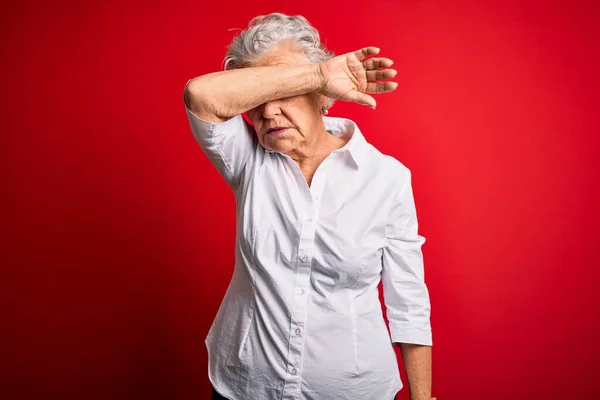 Senior Hermosa Mujer Con Camisa Elegante Pie Sobre Fondo Rojo — Foto de Stock