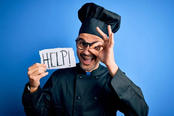 Giovane Bel Cuoco Uomo Sovraccarico Lavoro Indossando Uniforme Cappello Tenendo — Foto Stock