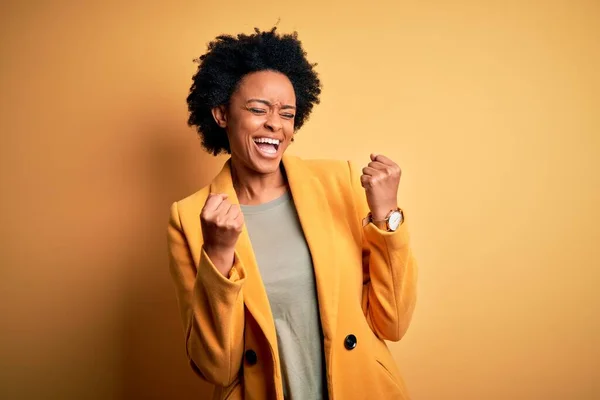 Ung Vacker Afroamerikansk Afro Affärskvinna Med Lockigt Hår Bär Gul — Stockfoto