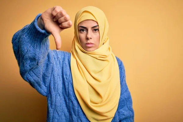 Junge Schöne Brünette Muslimische Frau Die Einen Arabischen Hijab Über — Stockfoto