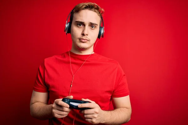 Joven Guapo Pelirrojo Gamer Hombre Jugando Videojuego Usando Auriculares Joystick —  Fotos de Stock