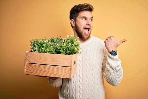 Jonge Blonde Tuinman Met Baard Blauwe Ogen Met Houten Doos — Stockfoto