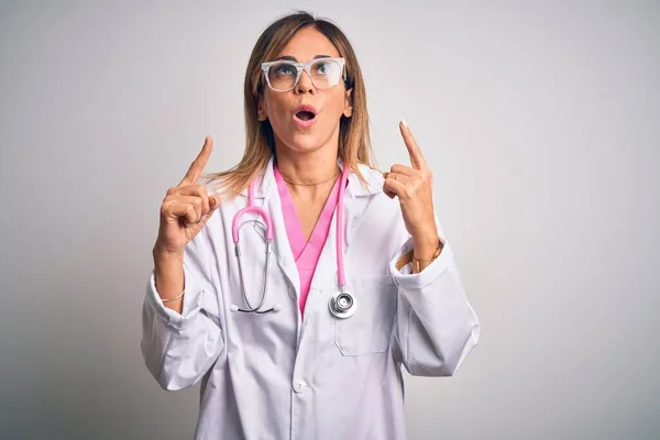 Média Mulher Bonita Idade Médica Vestindo Estetoscópio Rosa Sobre Fundo — Fotografia de Stock