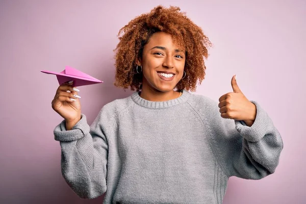 Mladý Afroamerická Afro Žena Kudrnaté Vlasy Drží Papír Růžové Letadlo — Stock fotografie