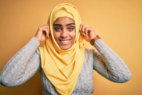 Mladý Krásný Africký Americký Dívka Sobě Muslim Hidžáb Přes Izolované — Stock fotografie
