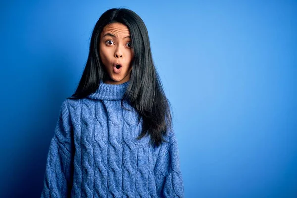 Young Beautiful Chinese Woman Wearing Casual Sweater Isolated Blue Background — Stock Photo, Image