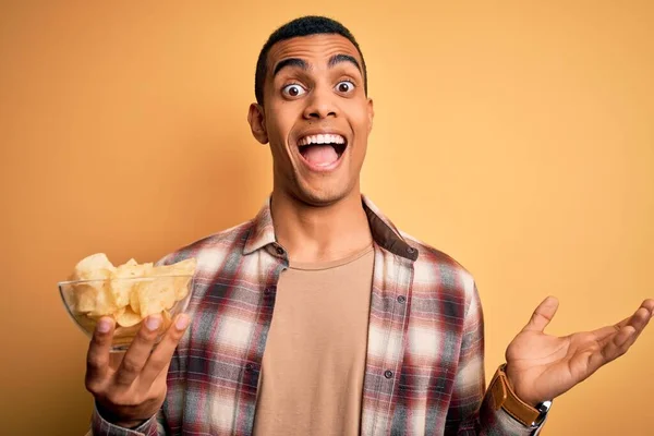 Young Handsome African American Man Holding Bowl Chips Potatoes Yellow — Stock Photo, Image