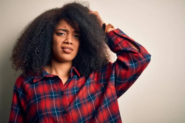 Jonge Mooie Afro Amerikaanse Vrouw Draagt Casual Shirt Geïsoleerde Achtergrond — Stockfoto