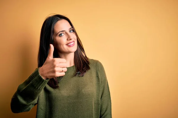 Eine Junge Brünette Frau Mit Blauen Augen Trägt Einen Grünen — Stockfoto