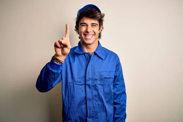 Joven Mecánico Vestido Con Gorra Azul Uniforme Parado Sobre Fondo —  Fotos de Stock