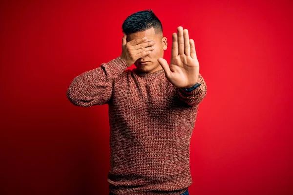 Young Handsome Latin Man Wearing Casual Sweater Standing Red Background — Stock Photo, Image