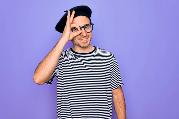 Homem Bonito Com Olhos Azuis Vestindo Shirt Listrada Boina Francesa — Fotografia de Stock