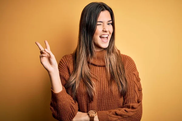 Junges Schönes Mädchen Lässigem Pullover Das Vor Isoliertem Gelben Hintergrund — Stockfoto