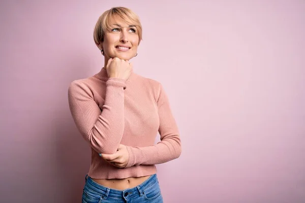 Ung Blond Kvinna Med Kort Hår Bär Casual Turtleneck Tröja — Stockfoto