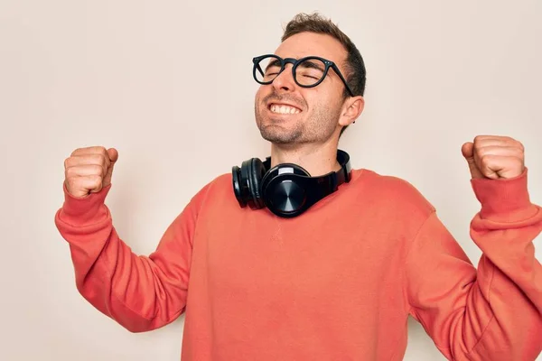 Joven Hombre Guapo Escuchando Música Usando Auriculares Sobre Fondo Blanco —  Fotos de Stock