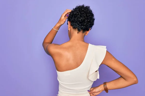 Joven Hermosa Afroamericana Afro Mujer Con Camiseta Casual Sobre Fondo — Foto de Stock