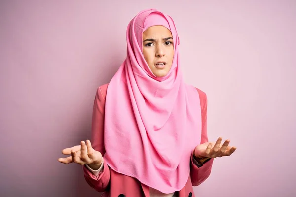 Joven Hermosa Chica Con Hijab Musulmán Pie Sobre Fondo Rosa —  Fotos de Stock