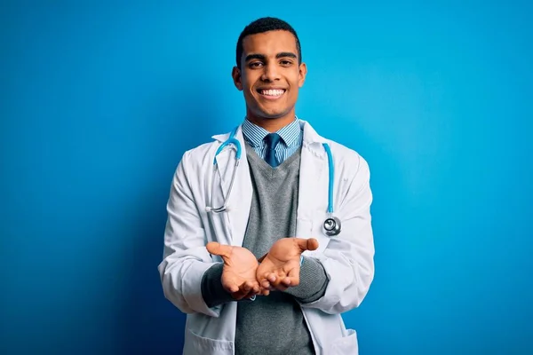 Guapo Afroamericano Doctor Hombre Usando Abrigo Estetoscopio Sobre Fondo Azul — Foto de Stock