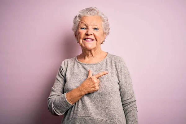 Mulher Bonita Sênior Vestindo Camiseta Casual Sobre Fundo Rosa Isolado — Fotografia de Stock