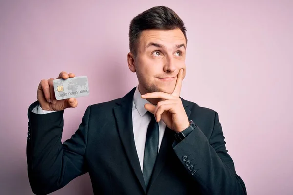 Jovem Bonito Homem Negócios Caucasiano Segurando Cartão Crédito Finanças Sobre — Fotografia de Stock