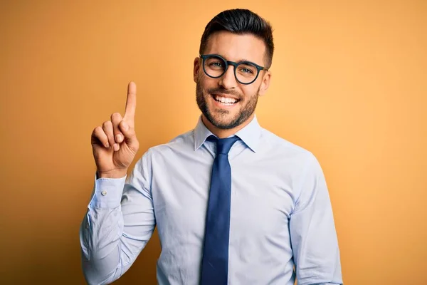 Joven Hombre Negocios Guapo Con Corbata Gafas Pie Sobre Fondo — Foto de Stock