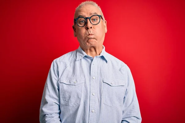 Středního Věku Pohledný Chraptivý Muž Neformální Pruhované Košili Brýlích Červeném — Stock fotografie