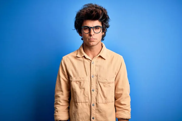 Młody Przystojny Mężczyzna Luźnej Koszuli Stojący Nad Odizolowanym Niebieskim Tle — Zdjęcie stockowe