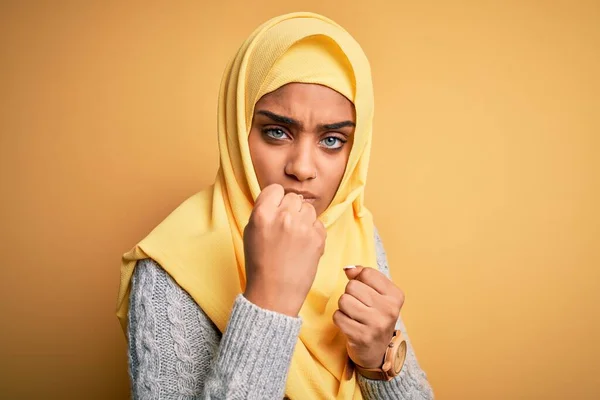 Junge Schöne Afrikanisch Amerikanische Mädchen Tragen Muslimischen Hijab Über Isolierten — Stockfoto