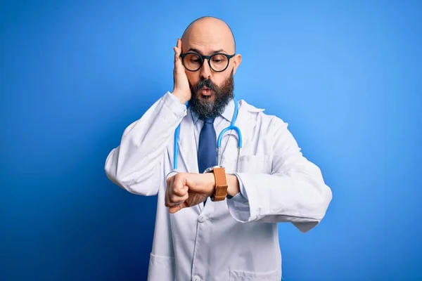 Bonito Homem Médico Careca Com Barba Vestindo Óculos Estetoscópio Sobre — Fotografia de Stock