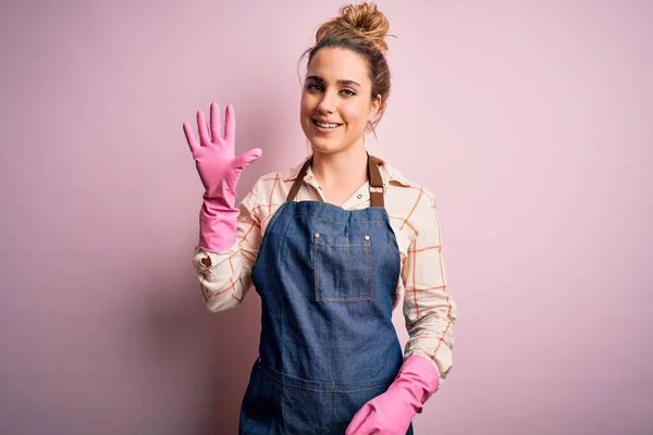 Young Beautiful Blonde Cleaner Woman Doing Housework Wearing Arpon Gloves — Stock Photo, Image