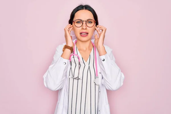 Pembe Arka Planda Mavi Ceketli Steteskoplu Güzel Bir Doktor Kadın — Stok fotoğraf