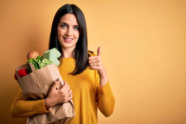 Jonge Brunette Vrouw Met Blauwe Ogen Houden Gezonde Boodschappen Papieren — Stockfoto