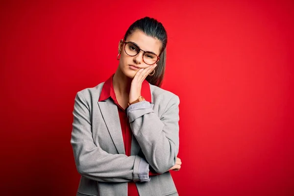 Junge Schöne Brünette Geschäftsfrau Die Jacke Und Brille Über Rotem — Stockfoto