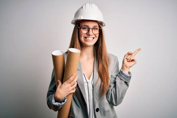 Jonge Mooie Roodharige Architect Vrouw Draagt Bril Veiligheidshelm Houden Blauwdrukken — Stockfoto