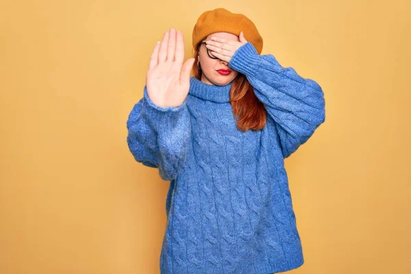 Mulher Ruiva Bonita Nova Vestindo Boina Francesa Óculos Sobre Fundo — Fotografia de Stock