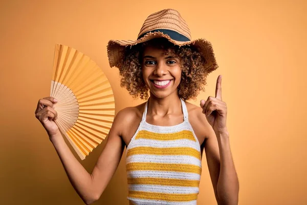 Africká Turistka Kudrnatými Vlasy Dovolené Letním Klobouku Pomocí Ruční Ventilátor — Stock fotografie
