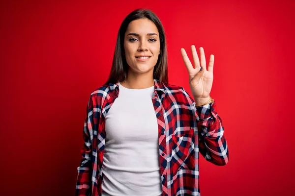 Jong Mooi Brunette Vrouw Dragen Casual Shirt Staande Geïsoleerde Rode — Stockfoto