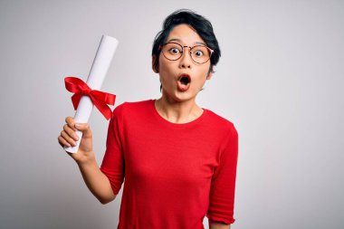 Üniversite diploması almış, gözlüklü güzel Çinli bir öğrenci. Şoktan korkmuş, korku ifadesinden korkan ve heyecanlanan biri.