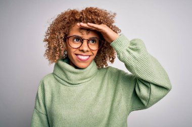 Güzel Afro-Amerikan kadın balıkçı yaka kazak ve gözlük takıyor. Çok mutlu ve gülümsüyor. Konsept aranıyor.