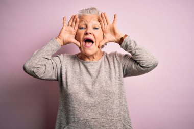 Son sınıf güzeli, günlük tişört giyen, pembe arka planda duran neşeli gülümseyen, elleri havada dikizleme oyunu oynayan bir kadın. Şaşırdım ve çıktım.