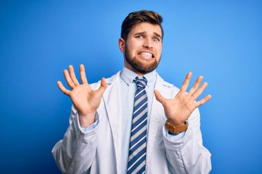 Sakallı ve mavi gözlü genç bir terapist. Arka planda ceket ve kravat takıyor. Korkudan dehşete düşmüş ve korkmuş. Panik konsepti.