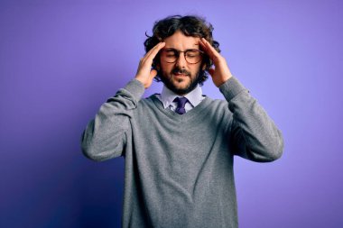 Sakallı, kravatlı ve gözlüklü yakışıklı bir iş adamı. Mor arka planda dikiliyor. Ağrı ve migren yüzünden baş ağrısı çekiyor. Ellerini başının üstüne koy..