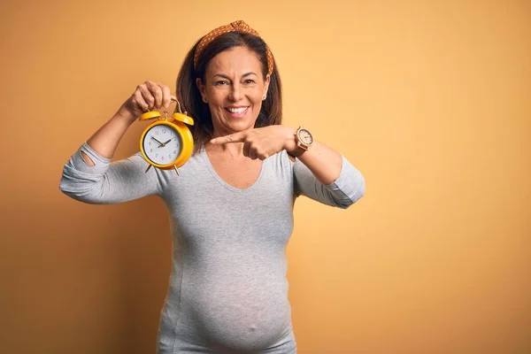 Schwangere Mittleren Alters Erwartet Baby Alter Schwangerschaft Hält Wecker Sehr — Stockfoto