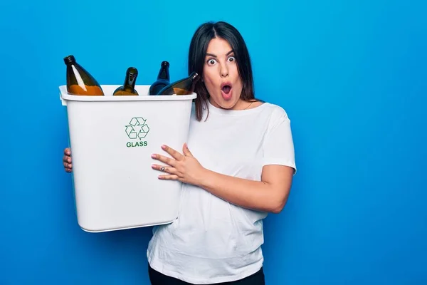 Jovem Bela Mulher Reciclando Garrafas Vidro Cesto Lixo Para Cuidar — Fotografia de Stock